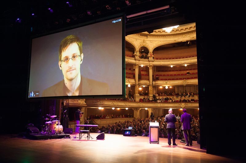 In 2014 sprak Snowden via een live-verbinding het publiek van de Big Brother Awards toe. Foto: Reinoud van Leeuwen